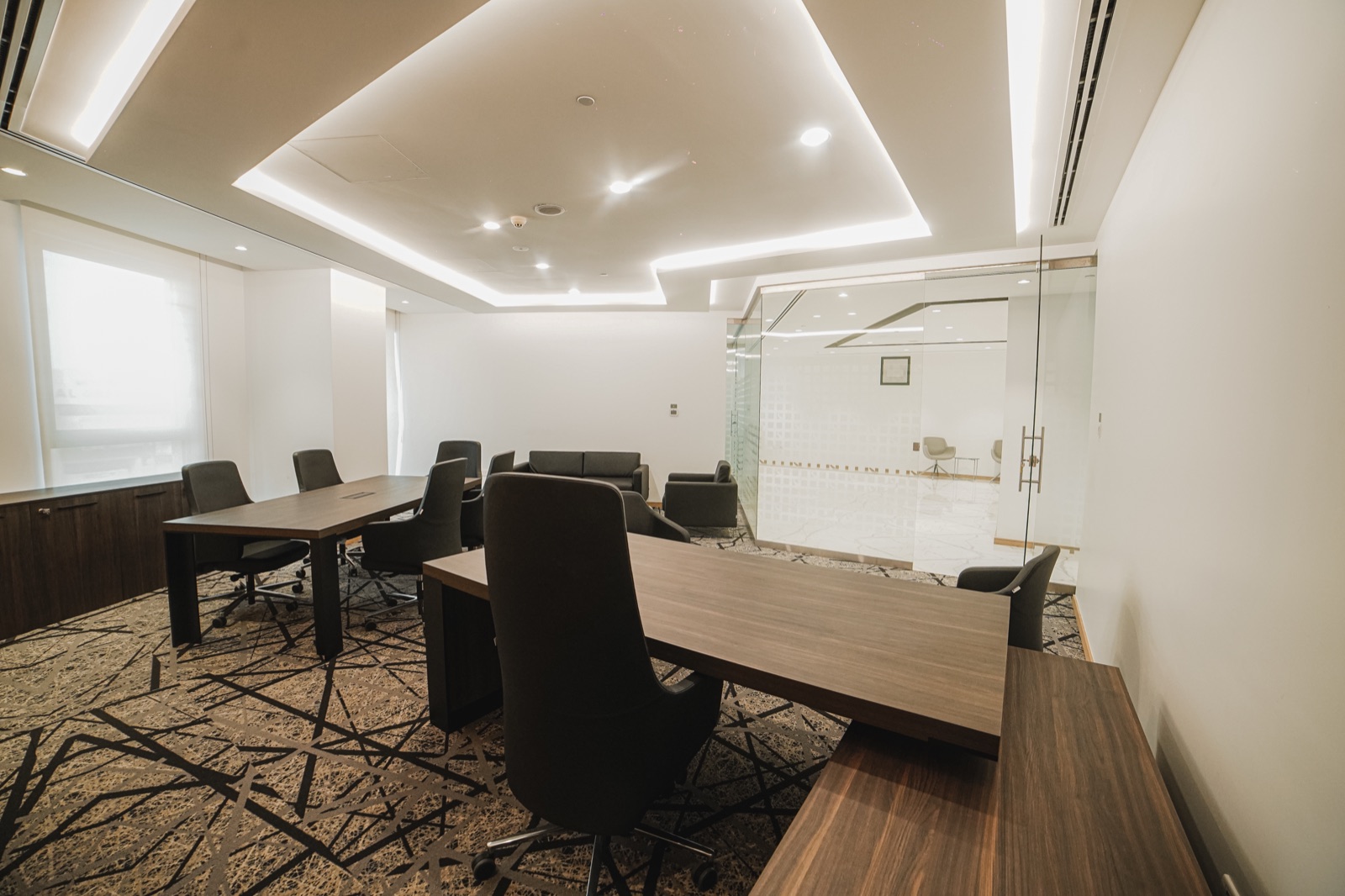 Eight-seat meeting room